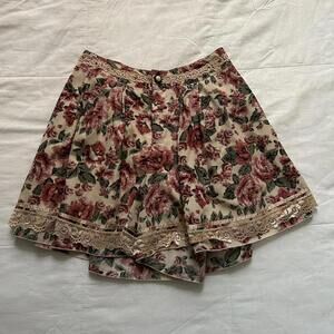Axes Femme floral print cream pink skirt look short with lace trim Size medium